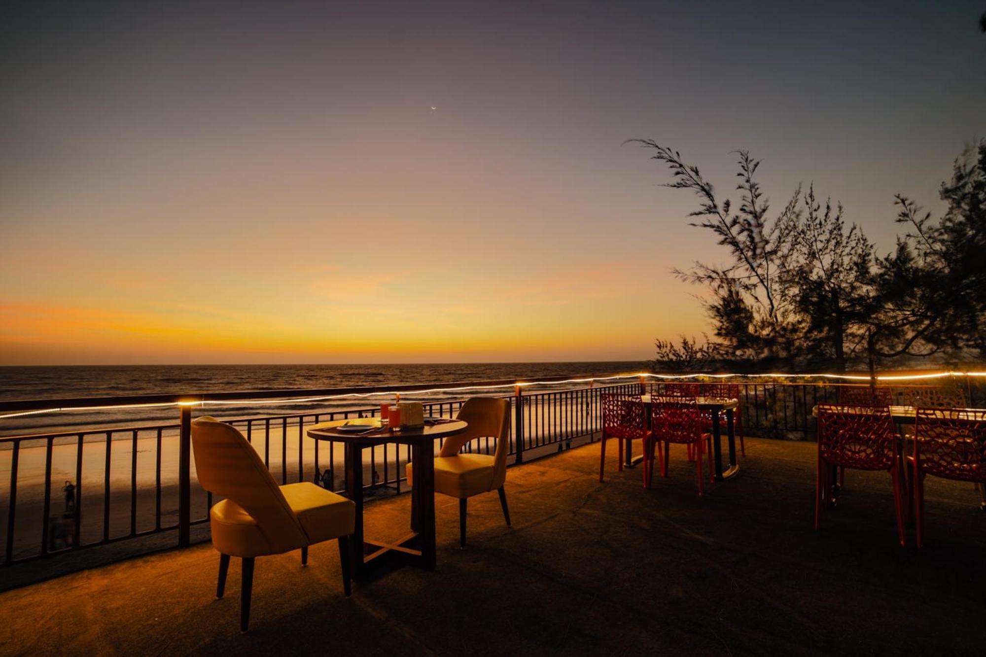 Dallas The Beach Front Resort Goa Velha Esterno foto