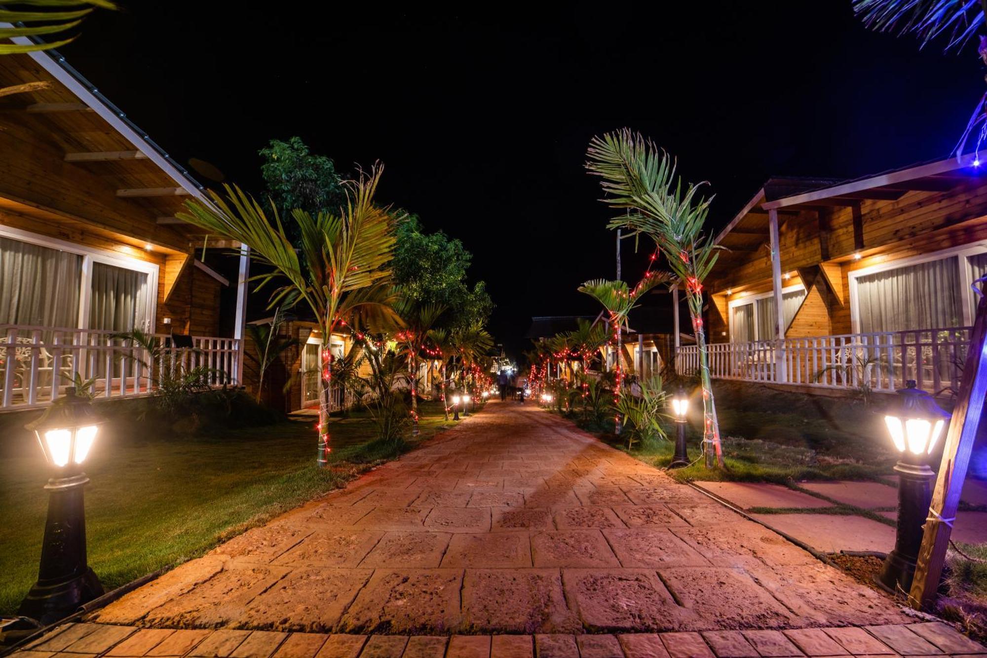 Dallas The Beach Front Resort Goa Velha Esterno foto
