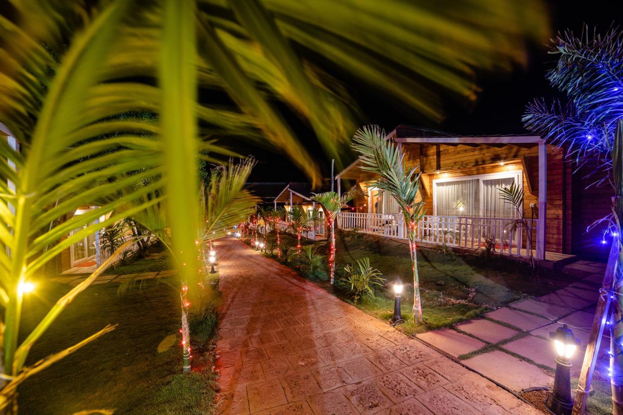 Dallas The Beach Front Resort Goa Velha Esterno foto