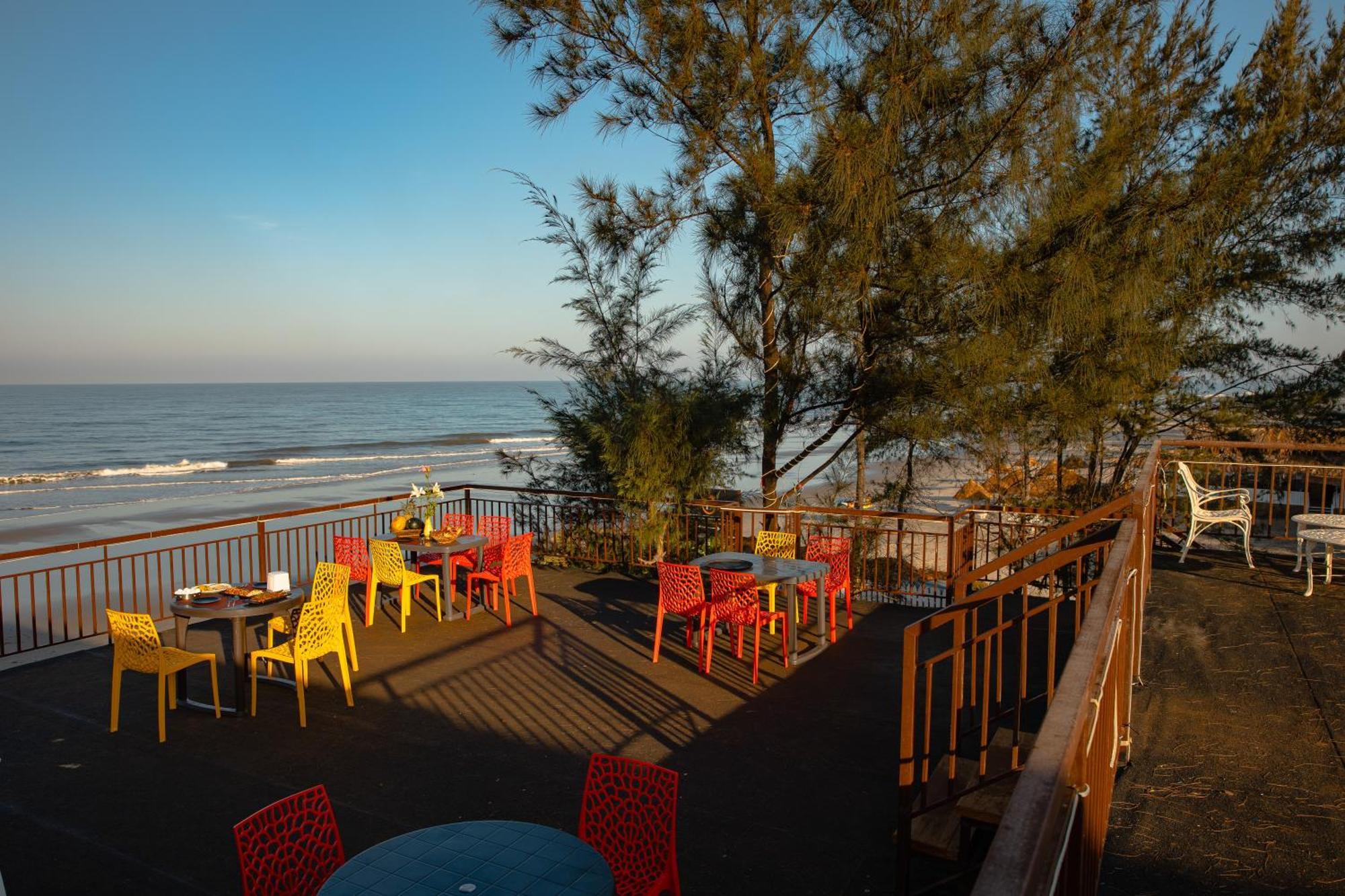 Dallas The Beach Front Resort Goa Velha Esterno foto