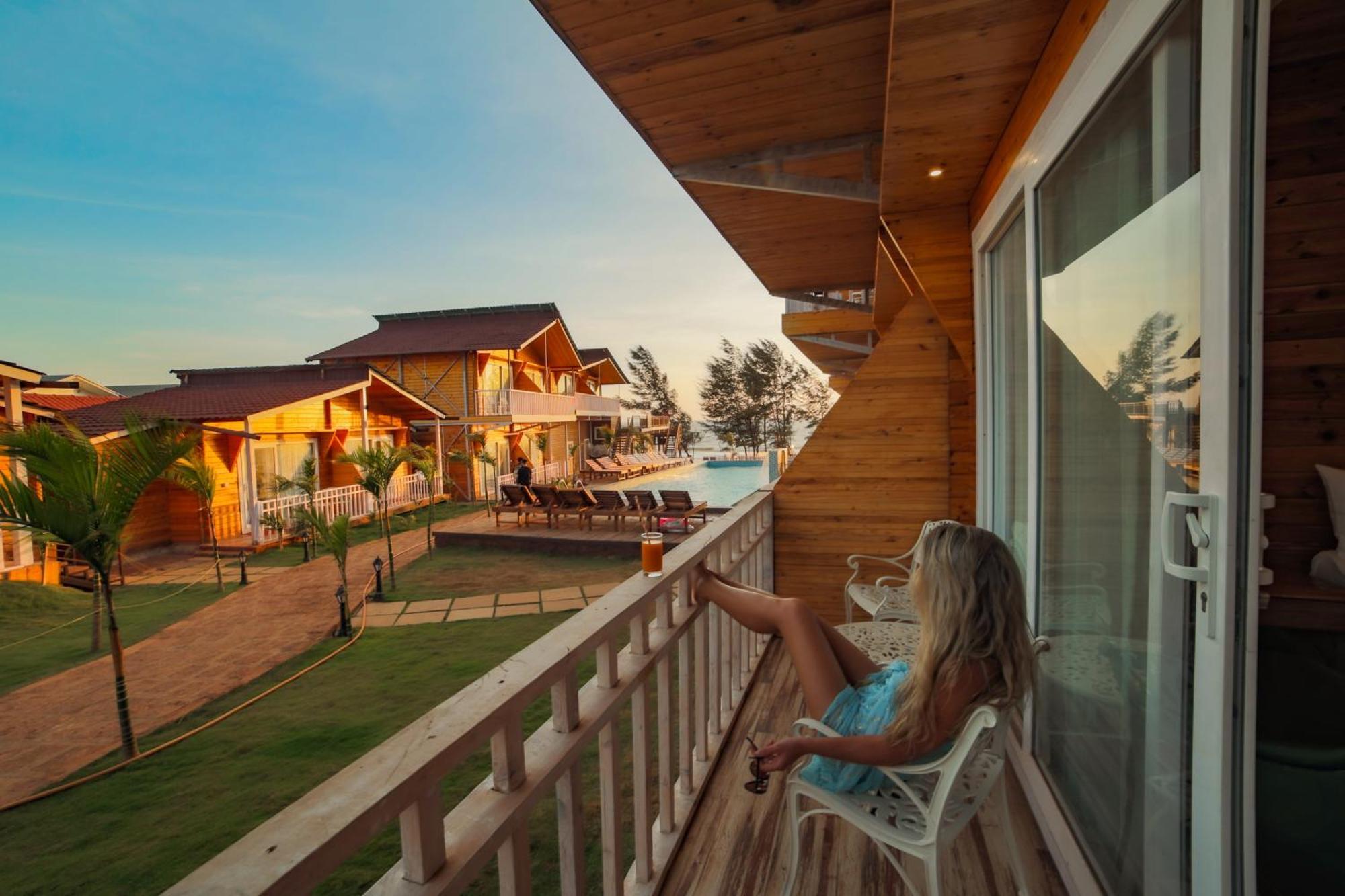 Dallas The Beach Front Resort Goa Velha Esterno foto
