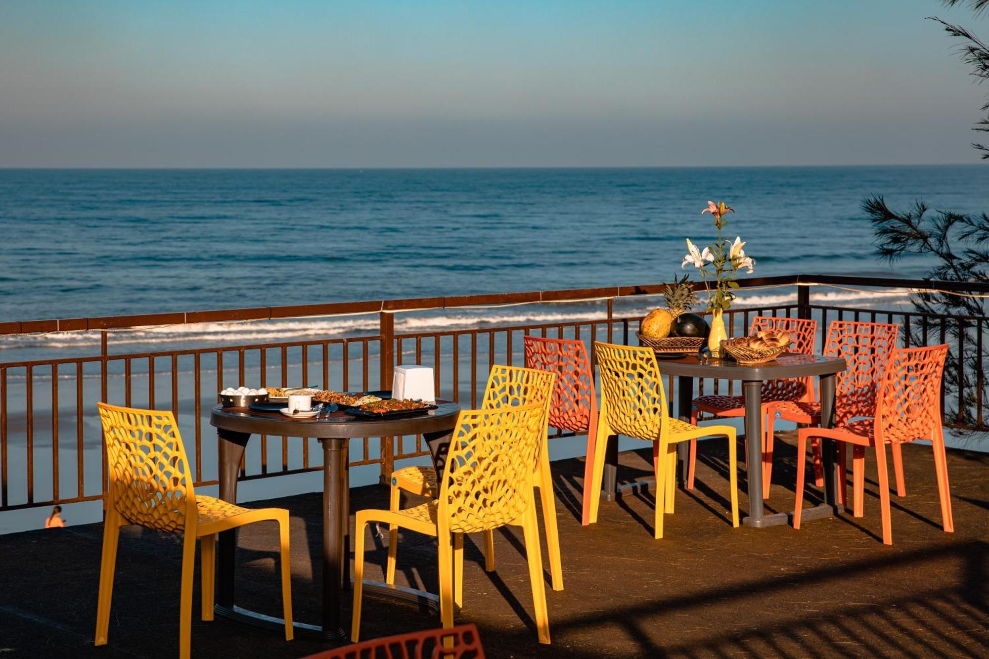 Dallas The Beach Front Resort Goa Velha Esterno foto